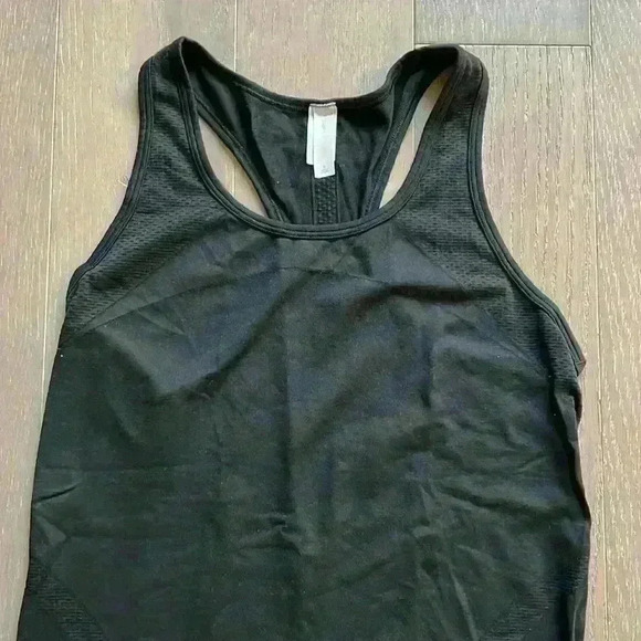 GAP Fit Workout Top - Picture 2 of 5